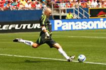 Matt Reis goal kick.jpg